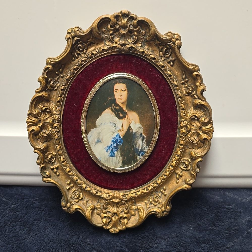 Romantic Lady Portrait – Gold Oval Resin Frame – Velvet Mat – Victorian Cameo St